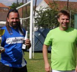 Kapitán týmu Wanasto A (vlevo) převzal pohár za třetí místo od ředitele turnaje Michala Pekla.