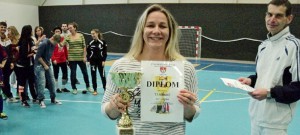 Kapitánka Mokrého Petra Minaříková s vítěznou trofejí, kterou převzala z rukou předsedy Českobudějovického svazu sálového fotbalu Luboš Zabilky.