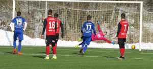 Vlašimský Vyhnal překonává brankáře Táborska Řeháka z penalty a vyrovnává na 1:1.