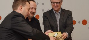 Radek Bílý (vlevo), vedoucí marketingu energetické společnosti E.ON, a autoři nové knihy Zlaté okamžiky českobudějovického fotbalu při slavnostním křtu.