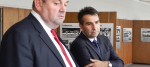 Jan Jílek (vpravo) navštívil na konci roku 2015 výstavu Fotbal pod Černou věží společně s předsedou FAČR Miroslavem Peltou. Šéf svazu by měl přijet na nedělní valnou hromadu KFS do Č. Budějovic.
