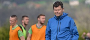 Libor Šolc, šéf fotbalového Roudného, si od trénování na chvilku odpočine.