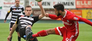 Jan Hála vystřídal v prvním poločase zraněného Andriána Čermáka. Na snímku v souboji s Jakubem Yunisem. Foto: Pavel Kacerovský