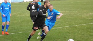 Radomil Procházka (v černém) pečetil čtvrtým gólem výhru N. Vsi ve Frymburku.