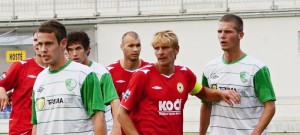 Tomáš Trněný (vlevo) v přátelském utkání v Písku. Vpravo stojí Jan Zušťák a Jakub Píša.