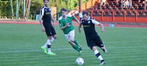 Domácí Matěj Švec (v zeleném) se ocitl mezi roudenskými stopery Pavlem Turkem a Jakubem Voglem (u míče).