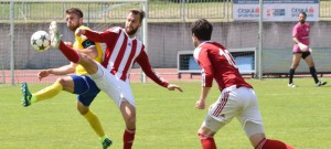 Aleš Melechovský a střelec vítězného gólu Pavel Vandas (č. 10) atakují domácího stopera Michala Rendlu.