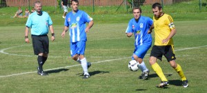Kapitán Meteoru David Fiala zpracovává míč, sledují ho domácí Jan Petrů a Jan Basík.