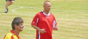 Jiří Růžička (v červeném) odehrál za starou gardu Lhenic je první utkání, pak se musel přesunout do Strunkovic, kde hrálo lhenické áčko.