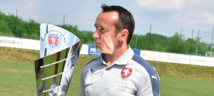 Tomáš Maruška měl při organizaci turnaje akademií starostí nad hlavu. Před slavnostním vyhlášením drží v ruce obří pohár pro vítěze.