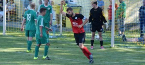 Táborský kapitán Jakub Navrátil se raduje ze čtvrtého gólu v síti divizních Sedlčan.
