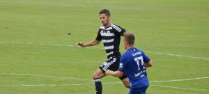 Budějovický středopolař Petr Javorek uniká v sobotním střetnutí domácí hráči.