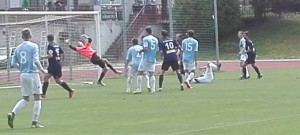 Marian Horka střílí vítězný gól Dražic.