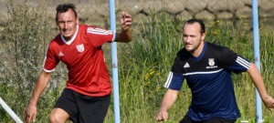 Na Sokolu debutující Michal Sokolt (vlevo) v sobotním derby s dražickým Marianem Horkou, který od léta zastává také funkci hrajícího trenéra.