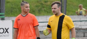 Michal Trnka vpravo s Alešem Pavelcem při svém poslední zápase mezi tyčemi Slavoje Č Krumlov v záchranářském derby s Jankovem.