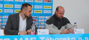 Šéf Táborska Tomáš Samec s trenérem Romanem Nádvorníkem na úterní tiskovce.