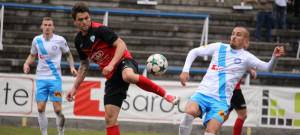 Aleš Nešický zahrává míč na stadionu ve Stovkách před domácím Ľubomírem Willweberem.