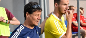 Trenér Písku Rostislav Grossmann sleduje utkání s Martinem Voráčkem.
