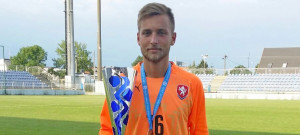 Adam Zadražil s pohárem a medailí za druhé místo na Slovakia Cupu.