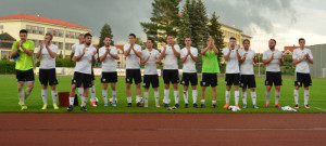 Soběslavští hráči děkují po závěrečném domácím střetnutí s Hořovickem výtečným fanouškům.