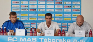 FC MAS Táborsko zastupovali na čtvrteční tiskovce kapitán Jakub Navrátil, nový trenér Kamil Tobiáš a nový šéf klubu Josef Holub (zleva).
