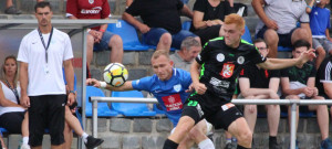 Tomáš Valenta za dohledu debutujícího kouče Kamila Tobiáše bojuje o míč s hradeckým Danielem Fiňkem.