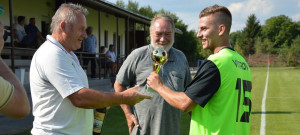 Předseda FC Chýnov Miroslav Mládek (vlevo) a starosta Chýnova Pavel Eybert předávají trofej nejlepšímu střelci turnaje Hubáčkovi z Větrov.