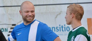 Jiří Šiller (v modrém) chytal naposledy v Čechách za Jankov Iva Čecha. V sezoně 2015/16 s ním slavil titul krajských přeborníků.