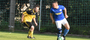 Jihočeský fotbal byl u debutu Jana Šimáka na Dobré Vodě. Bývalá hvězda Bundesligy drží míč před Ctiborem Novotným.