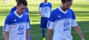 Hluboká doma porazila Třeboň 1:0. Do kabin odcházející domácí Tomáš Antoš (vlevo) a střelec jediného gólu Stanislav Legdan.