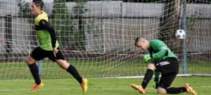 Jan Hoch potřetí překonává katovického gólmana Tomáše Švehlu a získává Oseku náskok 3:0.