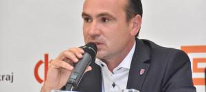 Tomáš Maruška hovoří do mikrofonu při nedávném představení klubové akademie Dynama ČB.