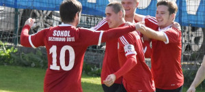 Kapitán sezimoústeckého Sokola Václav Hoffmann (uprostřed) se se spuhráči raduje z gólového úspěchu.