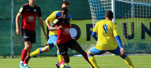 V sestavě Táborska nastupují dva hráči tmavé pleti. Obránce Ngimbi a testovaný Ibrahima N'Diaye (u míče).