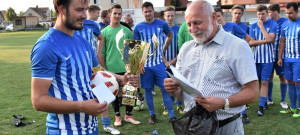 Jiří Kureš, člen VV Jč. KFS, předával pohárovou trofej po finálové odvetě s N. Včelnicí vodňanskému kapitánovi Luboši Kuncovi.