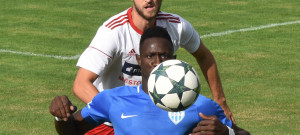 Ibrahima Ndiaye (v modrém) vsítil vítězný gól Táborska v úterním poháru v Klatovech.