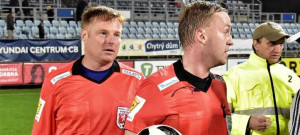 Marek Peterka (vlevo) po skončení zápasu vedla sudího Petra Blažeje.