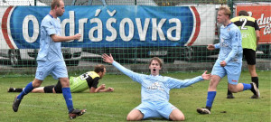 David Bečvář sehrál v Oseku povedené utkání. Právě se raduje z vyrovnávacího gólu, gratulovat mu běží Jaromír Vorel a Martin Říha.