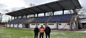 Před krásnou tribunou stáli na konci roku 2018 domácí Lukáš Adam, Radek Horejš a Karel Jonáš.