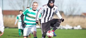 V poslední přípravě porazila juniorka Dynama Roudné vysoko 7:1. Míč zpracovává dorostenec Tadeáš Sedlák.