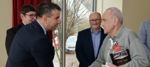 Předseda Jč.KFS Jan Jílek blahopřeje k ocenění Františku Pešlovi (79 let) z Třeboně.