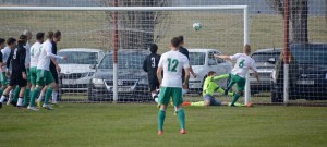 Petr Klíma překonává roudenského Hřebejka a návrat do Precis arény oslavuje gólem.