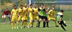 Želeč (ve žlutém) jede po roce znovu do Oseka, jenže tentokrát v roli zachraňujícího se mužstva.