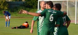 Krumlovští oslavují pátý gól v síti Lomu.