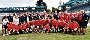 Kompletní tým reprezentační jedenadvacítky s realizačním týmem a fanoušky na čtvrtečním veřejném tréninku na Střeleckém ostrově.