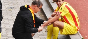 Masér Strakonic Martin Šobor ošetřuje bolavou ruku Lukáše Němečka, který se postaral v 82. minutě o jediný gól v síti domácí Blatné.