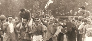 Radost Slavoje (1960). V posledním střetnutí na Střeleckém ostrově porazil Lokomotivu Plzeň 3:1 a slavil postup do 2. ligy. Františka Feigla nese na ramenou předseda klubu Šrámek (vlevo).