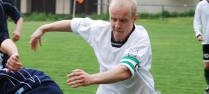 Obránce Čížové Miroslav Jaroušek zasahuje v domácím střetnutí s Chýnovem na jaře roku 2011.