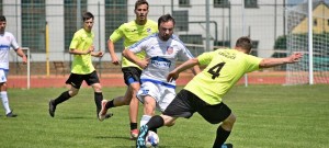 Nová Ves (v bílém) nezaváhala v Ledenicích a vévodí turnaj Fotbal spojuje.