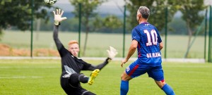 Zkušený Tomáš Pintér dává gól v Neplachově technickým obloučkem přes brankáře.